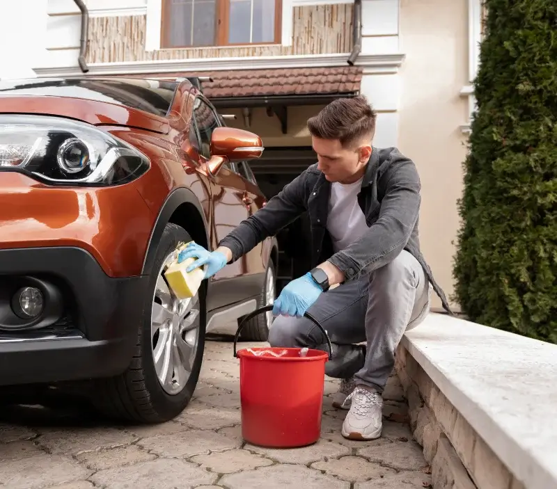 Lavage auto à domicile Luchy : professionnel intervenant sur un véhicule
